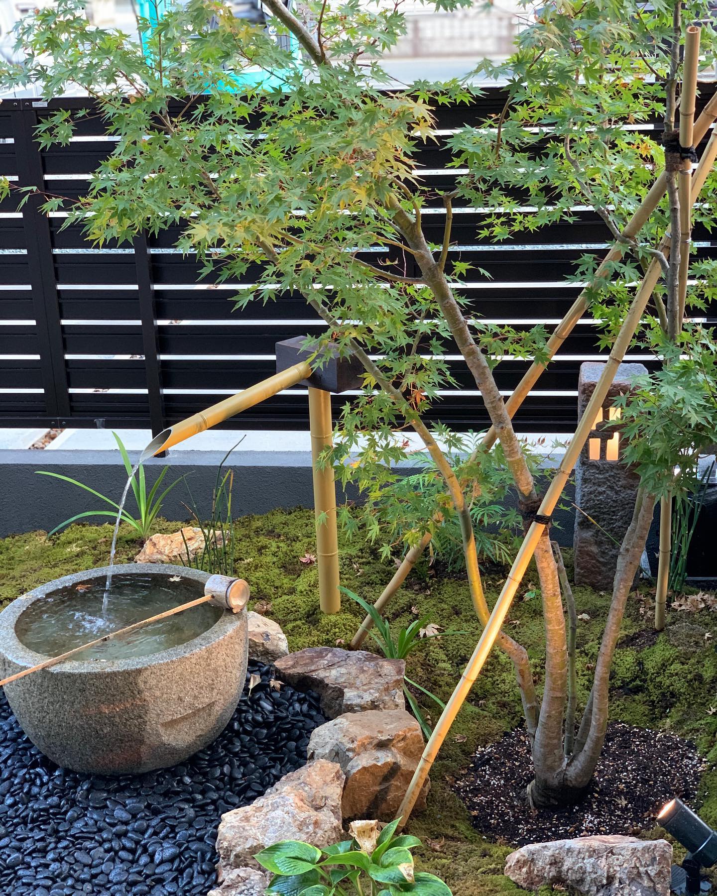 毎年のことながら梅雨明けが暑すぎる
現場仕事には辛い時期ですね〜

水の音が涼しげなお庭で
気持ちだけでも
流れ落ちる水の音が心地いい〜

夜の雰囲気も

#施工事例
#エクステリア#外構#外構デザイン#お庭#庭づくり#お庭のリフォーム#ガーデン#和風#exterior#garden#坪庭#タカショー#takasho#砂利#カーポート#フェンス#コンクリート#植栽#シンボルツリー
#マルナカ#marunaka#静岡県#磐田市#浜松市#袋井市#掛川市#マイホーム#マイホーム計画中の人と繋がりたい
#お仕事ください 