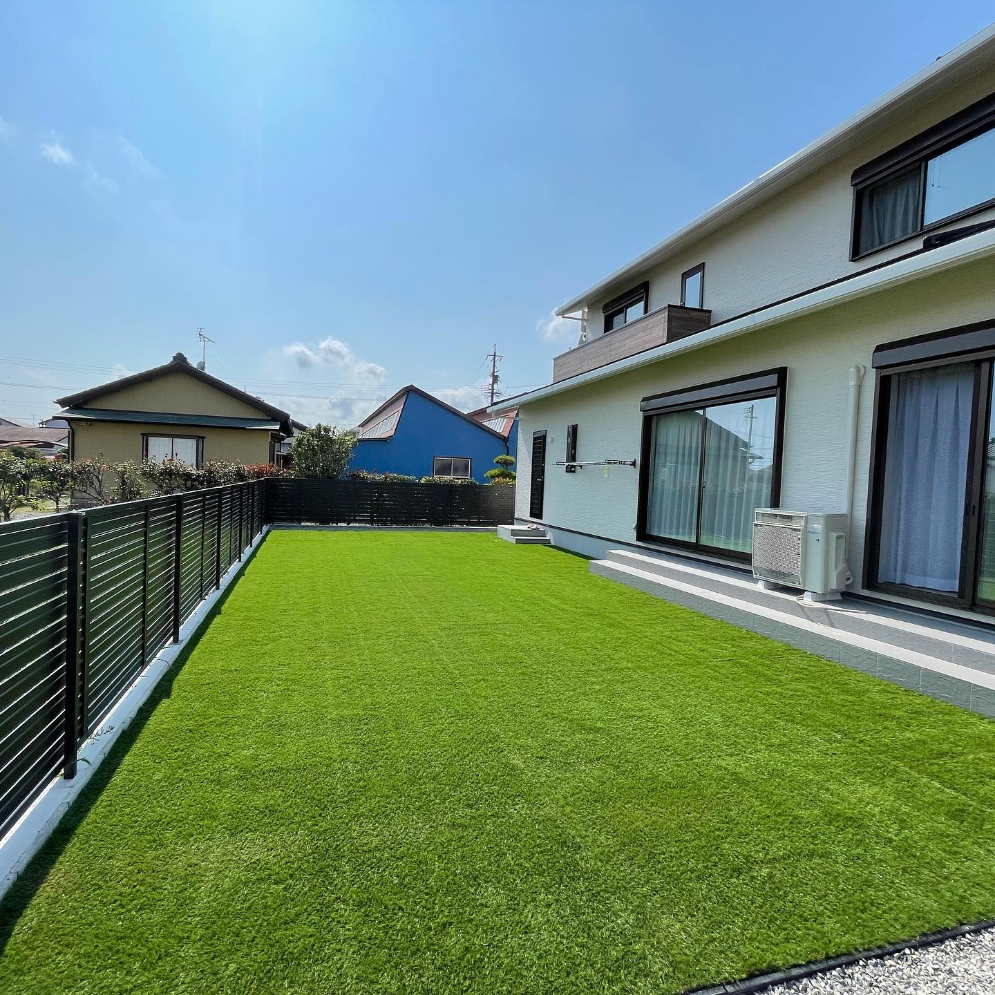 〜本日の現場〜

サッカーが出来そうな
広〜い人工芝が素敵なお庭
下地作りが命です

今年はig更新頑張り

#エクステリア#外構#外構デザイン#お庭#庭づくり#ガーデン#リガーデン#exterior#garden#人工芝#駐車場#砂利#カーポート#フェンス#コンクリート#シンボルツリー
#マルナカ#marunaka#静岡県#磐田市#浜松市#袋井市#掛川市#マイホーム計画中の人と繋がりたい#マイホーム建築中の人と繋がりたい
#マイホーム計画#マイホーム
#お仕事ください